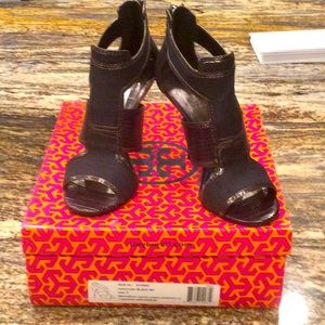 Brand New Tory Burch sandals in linen